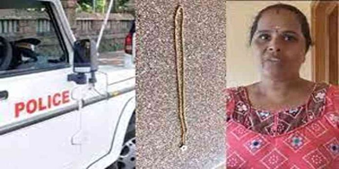 ബൈക്കിലെത്തി മാലപൊട്ടിക്കാൻ ശ്രമിച്ച മോഷ്ടാവിൻറെ കൈ കടിച്ച് പറിച്ച് വീട്ടമ്മ ബൈക്കിലെത്തി മാലപൊട്ടിക്കാൻ ശ്രമിച്ച മോഷ്ടാവിൻറെ കൈ കടിച്ച് പറിച്ച് വീട്ടമ്മ