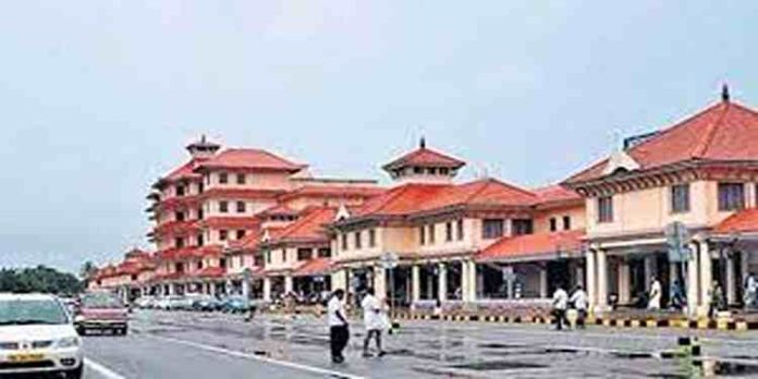 നെടുമ്പാശ്ശേരി വിമാനത്താവളത്തിൽ ബോംബ് ഭീഷണി മുഴക്കിയ യുവാവിനെ പിടികൂടി നെടുമ്പാശ്ശേരി വിമാനത്താവളത്തിൽ ബോംബ് ഭീഷണി മുഴക്കിയ യുവാവിനെ പിടികൂടി
