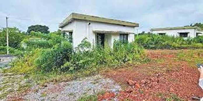 എൻഡോസൾഫാൻ ദുരിതബാധിതർക്കായി നിർമ്മിച്ച പാർപ്പിട സമുച്ചയം കാട് കയറി നശിക്കുന്നു എൻഡോസൾഫാൻ ദുരിതബാധിതർക്കായി നിർമ്മിച്ച പാർപ്പിട സമുച്ചയം കാട് കയറി നശിക്കുന്നു