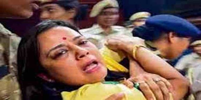 മഹുവ മൊയ്ത്രയെ കൃഷി ഭവനിലുള്ളില് വലിച്ചിഴച്ച് ഡല്ഹി പോലീസ് മഹുവ മൊയ്ത്രയെ കൃഷി ഭവനിലുള്ളില് വലിച്ചിഴച്ച് ഡല്ഹി പോലീസ്