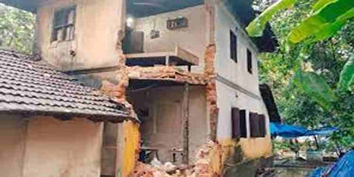 കനത്ത മഴയിൽ 75 വർഷം പഴക്കമുള്ള വീടിന്റെ ഒരു ഭാഗം തകർന്നു കനത്ത മഴയിൽ 75 വർഷം പഴക്കമുള്ള വീടിന്റെ ഒരു ഭാഗം തകർന്നു