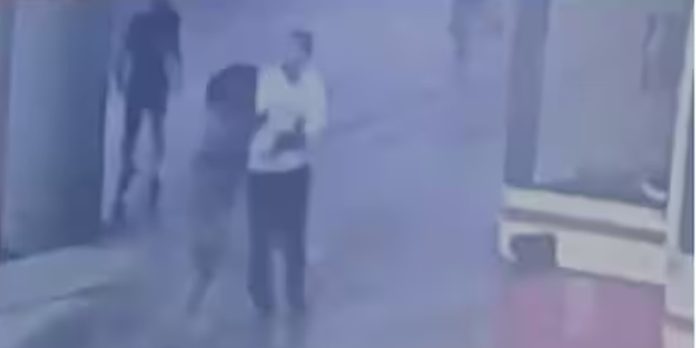 കെഎസ്ആർടിസി ചെക്കിംഗ് ഇൻസ്പെക്ടർമാർ ബസ് സ്റ്റാൻഡിൽ തമ്മിൽ തല്ല് കെഎസ്ആർടിസി ചെക്കിംഗ് ഇൻസ്പെക്ടർമാർ ബസ് സ്റ്റാൻഡിൽ തമ്മിൽ തല്ല്