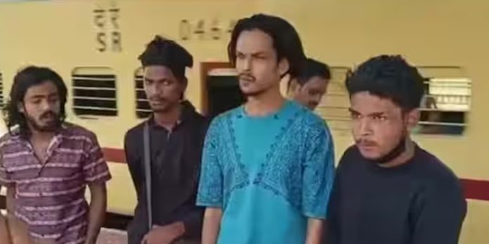 കളിത്തോക്കുമായി ട്രെയിനിൽ ഭീഷണി ; നാല് മലയാളികൾ തമിഴ്നാട്ടിൽ അറസ്റ്റിൽ കളിത്തോക്കുമായി ട്രെയിനിൽ ഭീഷണി ; നാല് മലയാളികൾ തമിഴ്നാട്ടിൽ അറസ്റ്റിൽ
