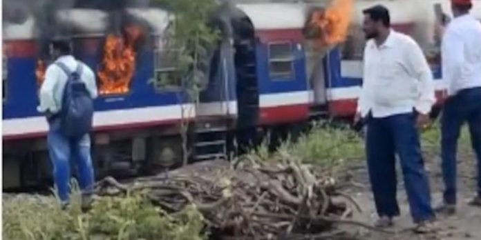മഹാരാഷ്ട്രയിൽ ട്രെയിനിന് തീപിടിച്ചു മഹാരാഷ്ട്രയിൽ ട്രെയിനിന് തീപിടിച്ചു