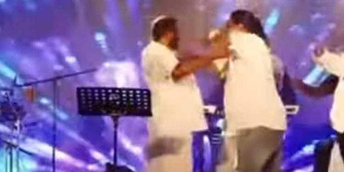 ഗാനമേളയ്ക്കിടെ കയ്യേറ്റം ; പോലീസിനെതിരെ ആരോപണവുമായി കണ്ണൂർ മേയർ ഗാനമേളയ്ക്കിടെ കയ്യേറ്റം ; പോലീസിനെതിരെ ആരോപണവുമായി കണ്ണൂർ മേയർ