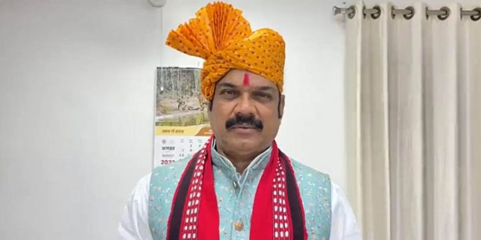 ഏറ്റവും കൂടുതല് വോട്ടുകള് ലഭിക്കുന്ന ബൂത്തിന് 25 ലക്ഷം നൽകും ; മന്ത്രിക്കെതിരെ കേസ് ഏറ്റവും കൂടുതല് വോട്ടുകള് ലഭിക്കുന്ന ബൂത്തിന് 25 ലക്ഷം നൽകും ; മന്ത്രിക്കെതിരെ കേസ്