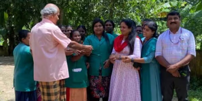 നഷ്ടപ്പെട്ട വിവാഹ മോതിരം തിരികെ നൽകി മാതൃകയായി ഹരിത കർമ സേന നഷ്ടപ്പെട്ട വിവാഹ മോതിരം തിരികെ നൽകി മാതൃകയായി ഹരിത കർമ സേന