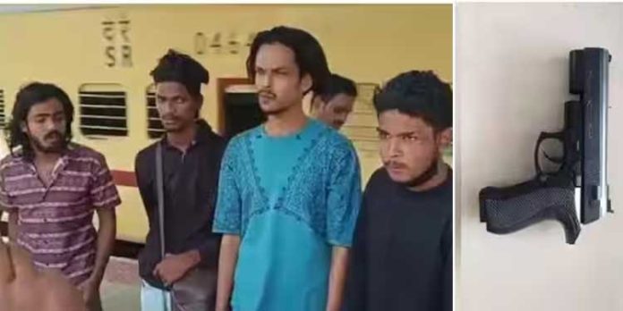 തോക്ക് തലയിലേക്ക് ചൂണ്ടി വെടിയുതിർക്കുമെന്ന് ഭീഷണി ; തോക്കുമായി ട്രെയിനിൽ കയറിയ മലയാളികൾക്ക് സംഭവിച്ചത് തോക്ക് തലയിലേക്ക് ചൂണ്ടി വെടിയുതിർക്കുമെന്ന് ഭീഷണി ; തോക്കുമായി ട്രെയിനിൽ കയറിയ മലയാളികൾക്ക് സംഭവിച്ചത്