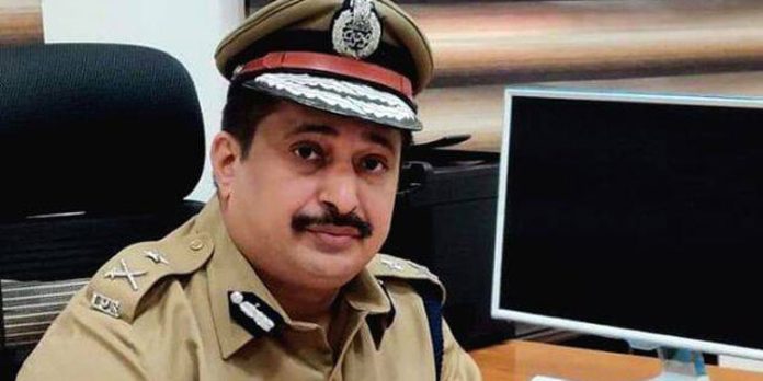മുഖ്യമന്ത്രിയുടെ ഓഫീസിനെതിരെ ആരോപണമുന്നയിച്ച ഹര്ജി ; ഐജി ലക്ഷ്മണിന് 10,000 രൂപ പിഴയിട്ട് ഹൈക്കോടതി മുഖ്യമന്ത്രിയുടെ ഓഫീസിനെതിരെ ആരോപണമുന്നയിച്ച ഹര്ജി ; ഐജി ലക്ഷ്മണിന് 10,000 രൂപ പിഴയിട്ട് ഹൈക്കോടതി