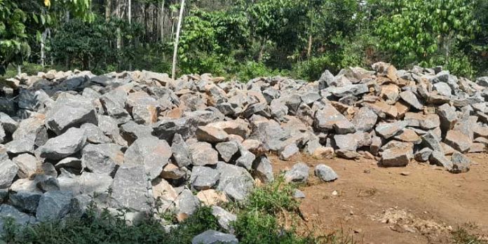 തണ്ണിത്തോട്ടിൽ അനധികൃത പാറ പൊട്ടിക്കൽ വ്യാപകം തണ്ണിത്തോട്ടിൽ അനധികൃത പാറ പൊട്ടിക്കൽ വ്യാപകം