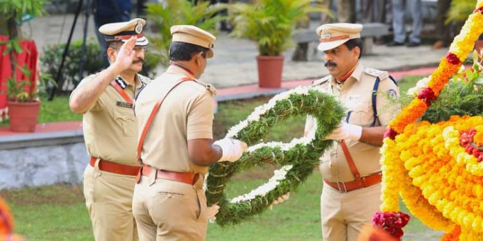 വീരചരമം പ്രാപിച്ച പോലീസ് ഉദ്യോഗസ്ഥർക്ക് ആദരാഞ്ജലികൾ അർപ്പിച്ചു വീരചരമം പ്രാപിച്ച പോലീസ് ഉദ്യോഗസ്ഥർക്ക് ആദരാഞ്ജലികൾ അർപ്പിച്ചു
