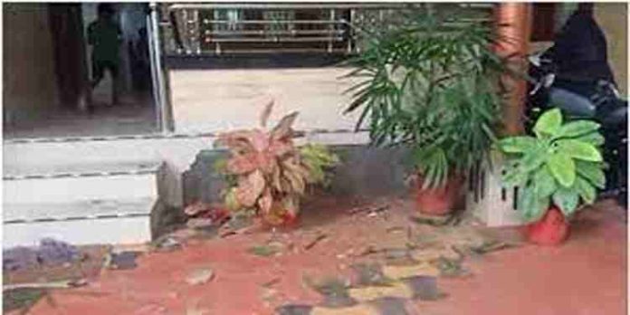 കണ്ണൂരിൽ വീടിന് നേരെ ബോംബേറ് കണ്ണൂരിൽ വീടിന് നേരെ ബോംബേറ്