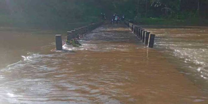 കോസ്വേ മുങ്ങി : വനപാതയുടെ നിര്മ്മാണം ഇഴയുന്നു – ഒറ്റപ്പെട്ട് കുരുമ്പൻമൂഴി ഗ്രാമം കോസ്വേ മുങ്ങി : വനപാതയുടെ നിര്മ്മാണം ഇഴയുന്നു – ഒറ്റപ്പെട്ട് കുരുമ്പൻമൂഴി ഗ്രാമം