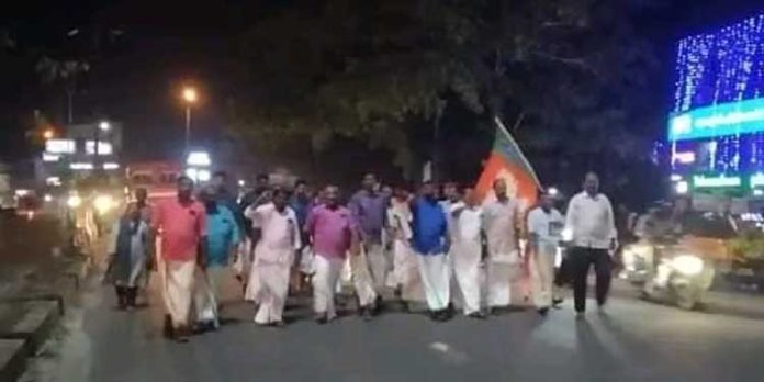 മോദിയുടെ ഫോട്ടോയിൽ കോൺഗ്രസ് ചെരുപ്പ് മാല ഇട്ട സംഭവം ; പ്രതിഷേധ പ്രകടനം നടത്തി ബിജെപി മോദിയുടെ ഫോട്ടോയിൽ കോൺഗ്രസ് ചെരുപ്പ് മാല ഇട്ട സംഭവം ; പ്രതിഷേധ പ്രകടനം നടത്തി ബിജെപി