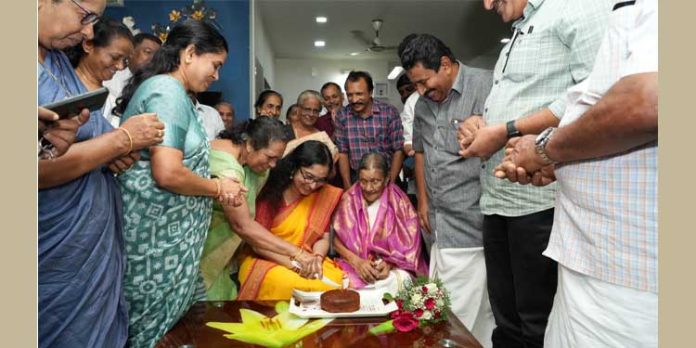 വയോജന ദിനത്തില് നൂറ്റൊന്ന്കാരി ശോശാമ്മയ്ക്ക് ജില്ലയുടെ ആദരം വയോജന ദിനത്തില് നൂറ്റൊന്ന്കാരി ശോശാമ്മയ്ക്ക് ജില്ലയുടെ ആദരം