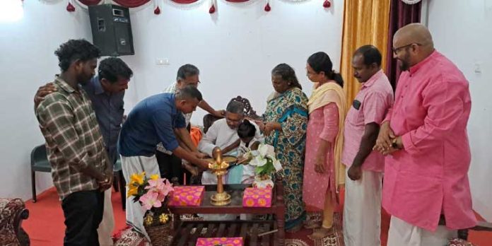 കോവിഡ് മൂലം അമ്മയെ നഷ്ടപ്പെട്ട സഞ്ജനമോൾ നെൽമണി താലത്തിൽ ‘അമ്മ’യെന്ന് എഴുതി ആദ്യാക്ഷരം കുറിച്ചു കോവിഡ് മൂലം അമ്മയെ നഷ്ടപ്പെട്ട സഞ്ജനമോൾ നെൽമണി താലത്തിൽ ‘അമ്മ’യെന്ന് എഴുതി ആദ്യാക്ഷരം കുറിച്ചു