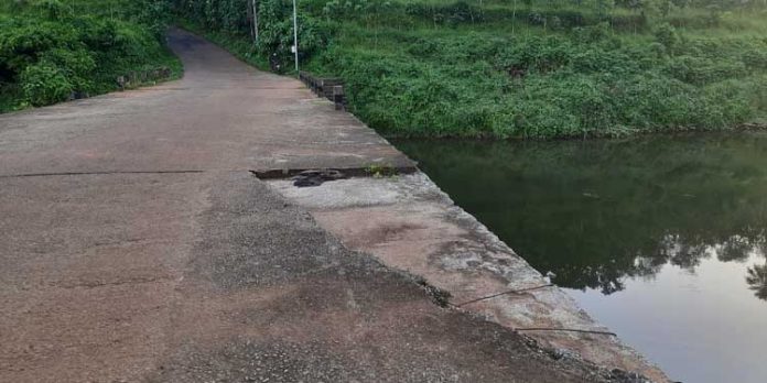 മുക്കം കോസ്വേയുടെ കൈവരികൾ പുനഃസ്ഥാപിക്കണമെന്ന് ആവശ്യം മുക്കം കോസ്വേയുടെ കൈവരികൾ പുനഃസ്ഥാപിക്കണമെന്ന് ആവശ്യം