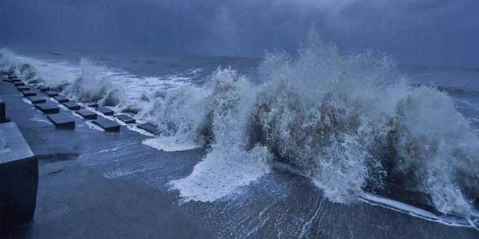 ഉയർന്ന തിരമാല – കള്ളക്കടൽ ജാഗ്രതാ നിർദേശം നൽകി അധികൃതര് ഉയർന്ന തിരമാല – കള്ളക്കടൽ ജാഗ്രതാ നിർദേശം നൽകി അധികൃതര്