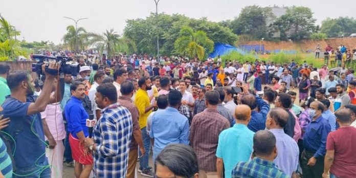 കളമശേരി സ്ഫോടനം ; 35 പേരെ കളമശേരി മെഡിക്കല് കോളജില് പ്രവേശിപ്പിച്ചെന്ന് ആരോഗ്യമന്ത്രി കളമശേരി സ്ഫോടനം ; 35 പേരെ കളമശേരി മെഡിക്കല് കോളജില് പ്രവേശിപ്പിച്ചെന്ന് ആരോഗ്യമന്ത്രി