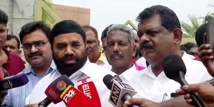 സാമൂഹ്യ മാധ്യമങ്ങൾ സർക്കാർ നിരീക്ഷണത്തിൽ ; ഊഹാപോഹങ്ങൾ പ്രചരിപ്പിക്കരുതെന്ന് മന്ത്രിമാർ സാമൂഹ്യ മാധ്യമങ്ങൾ സർക്കാർ നിരീക്ഷണത്തിൽ ; ഊഹാപോഹങ്ങൾ പ്രചരിപ്പിക്കരുതെന്ന് മന്ത്രിമാർ