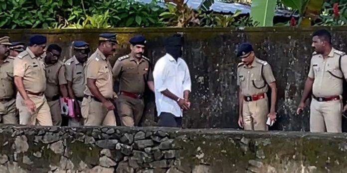 കളമശേരി സ്ഫോടനം ; പ്രതിയെ തെളിവെടുപ്പിനായി അത്താണിയിലെ വീട്ടിലെത്തിച്ചു കളമശേരി സ്ഫോടനം ; പ്രതിയെ തെളിവെടുപ്പിനായി അത്താണിയിലെ വീട്ടിലെത്തിച്ചു