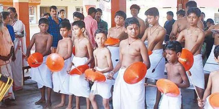 കവിയൂർ വേലകളി ; കുട്ടികളുടെ കളരി അരങ്ങേറ്റം നടന്നു കവിയൂർ വേലകളി ; കുട്ടികളുടെ കളരി അരങ്ങേറ്റം നടന്നു