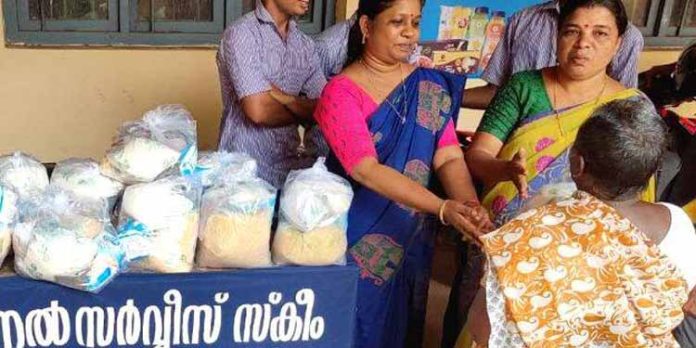 ദുരിതാശ്വാസ ക്യാമ്പിൽ ഭക്ഷ്യവസ്തുക്കൾ വിതരണം ചെയ്തു ദുരിതാശ്വാസ ക്യാമ്പിൽ ഭക്ഷ്യവസ്തുക്കൾ വിതരണം ചെയ്തു