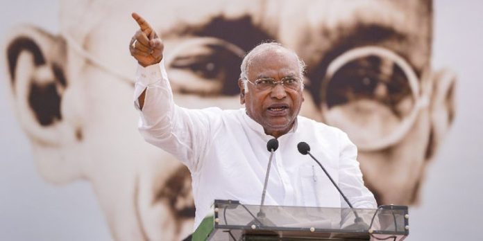 ട്രെയിനുകള് ഫ്ളാഗ് ഓഫ് ചെയ്യുന്ന ആവേശം റെയില്വേ സുരക്ഷയിലും വേണം ; ഖാര്ഗെ ട്രെയിനുകള് ഫ്ളാഗ് ഓഫ് ചെയ്യുന്ന ആവേശം റെയില്വേ സുരക്ഷയിലും വേണം ; ഖാര്ഗെ
