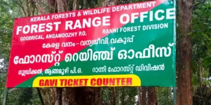 ടവറിനുമുകളില് കയറി ആത്മഹത്യ ഭീഷണി മുഴക്കിയ ജീവനക്കാരനെ ഒടുവില് താഴെ ഇറക്കി ടവറിനുമുകളില് കയറി ആത്മഹത്യ ഭീഷണി മുഴക്കിയ ജീവനക്കാരനെ ഒടുവില് താഴെ ഇറക്കി
