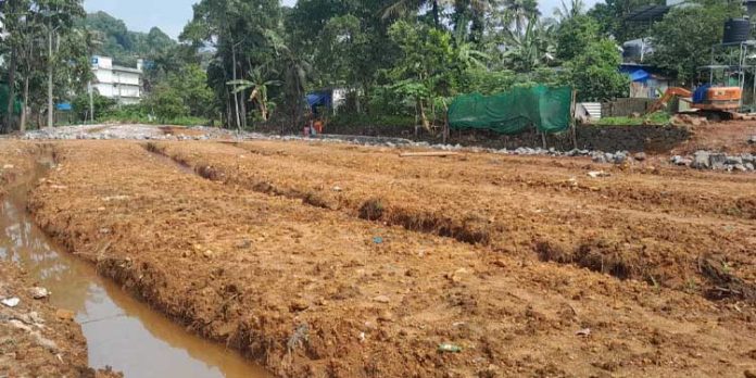 കോന്നി മയൂർ ഏലായിൽ അനധികൃത നിർമ്മാണ പ്രവർത്തനം നാട്ടുകാർ തടഞ്ഞു കോന്നി മയൂർ ഏലായിൽ അനധികൃത നിർമ്മാണ പ്രവർത്തനം നാട്ടുകാർ തടഞ്ഞു