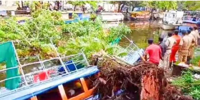 മരം വീണ് ബോട്ട് തകർന്നു ; യാത്രക്കാർ ഇല്ലാതിരുന്നതിനാൽ വൻ ദുരന്തം ഒഴിവായി മരം വീണ് ബോട്ട് തകർന്നു ; യാത്രക്കാർ ഇല്ലാതിരുന്നതിനാൽ വൻ ദുരന്തം ഒഴിവായി