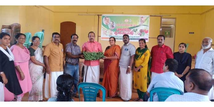 പച്ചക്കറി തൈകള് വിതരണം ചെയ്തു പച്ചക്കറി തൈകള് വിതരണം ചെയ്തു