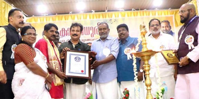 പൊതുപ്രവർത്തകൻ മധു കാവുങ്കലിന് യു.ആർ.എഫ് ലോക റെക്കോർഡ് സമർപ്പിച്ചു പൊതുപ്രവർത്തകൻ മധു കാവുങ്കലിന് യു.ആർ.എഫ് ലോക റെക്കോർഡ് സമർപ്പിച്ചു