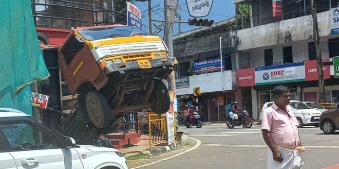 ഓടയുടെ മേല്മൂടി തകര്ന്ന് മിനി ടിപ്പര് ലോറി അപകടത്തില് പെട്ടു ഓടയുടെ മേല്മൂടി തകര്ന്ന് മിനി ടിപ്പര് ലോറി അപകടത്തില് പെട്ടു