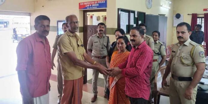 കളഞ്ഞുകിട്ടിയ പണവും രേഖകളുമടങ്ങിയ പേഴ്സ് തിരികെ നൽകി ഓട്ടോഡ്രൈവർ കളഞ്ഞുകിട്ടിയ പണവും രേഖകളുമടങ്ങിയ പേഴ്സ് തിരികെ നൽകി ഓട്ടോഡ്രൈവർ