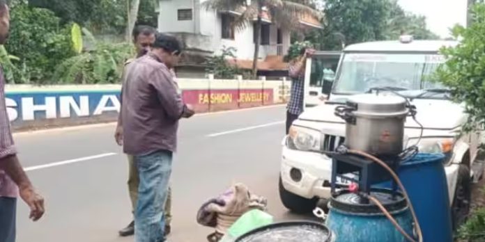 വീട്ടിൽ നിന്നും വാറ്റ് ഉപകരണങ്ങളും വാറ്റ് ചാരായവും പിടികൂടി വീട്ടിൽ നിന്നും വാറ്റ് ഉപകരണങ്ങളും വാറ്റ് ചാരായവും പിടികൂടി