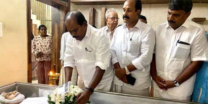 കോന്നിയൂർ രാധാകൃഷ്ണന് നാടിന്റെ ആദരാഞ്ജലി കോന്നിയൂർ രാധാകൃഷ്ണന് നാടിന്റെ ആദരാഞ്ജലി