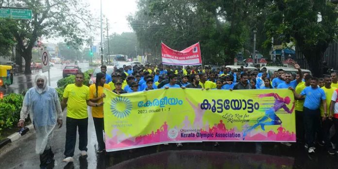കേരളീയത്തിന്റെ പ്രചാരണത്തിനായി കൂട്ടയോട്ടം സംഘടിപ്പിച്ചു കേരളീയത്തിന്റെ പ്രചാരണത്തിനായി കൂട്ടയോട്ടം സംഘടിപ്പിച്ചു