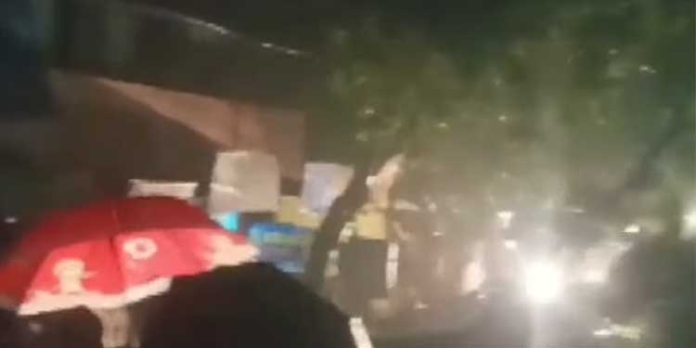 തൃശ്ശൂർ – ഷോർണൂർ പാതയിൽ മരം വീണ് തടസപ്പെട്ട ട്രെയിൻ ഗതാഗതം ഭാഗികമായി പുനസ്ഥാപിച്ചു തൃശ്ശൂർ – ഷോർണൂർ പാതയിൽ മരം വീണ് തടസപ്പെട്ട ട്രെയിൻ ഗതാഗതം ഭാഗികമായി പുനസ്ഥാപിച്ചു