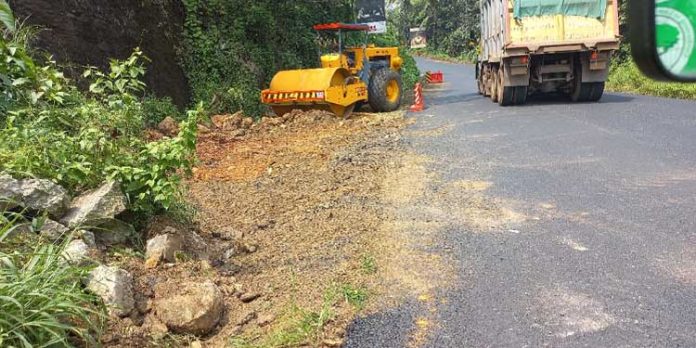 മണ്ണാറക്കുളഞ്ഞി-പമ്പ ശബരിമല പാതയില് ഐറിഷ് വര്ക്കിന് പകരം മണ്ണുപയോഗിച്ച് പണികള് നടത്തുന്നതായി ആരോപണം മണ്ണാറക്കുളഞ്ഞി-പമ്പ ശബരിമല പാതയില് ഐറിഷ് വര്ക്കിന് പകരം മണ്ണുപയോഗിച്ച് പണികള് നടത്തുന്നതായി ആരോപണം