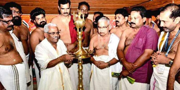 തട്ടാരമ്പലം സരസ്വതി ദേവീക്ഷേത്രത്തില് ചുവർ ചിത്ര സമർപ്പണം നടത്തി തട്ടാരമ്പലം സരസ്വതി ദേവീക്ഷേത്രത്തില് ചുവർ ചിത്ര സമർപ്പണം നടത്തി