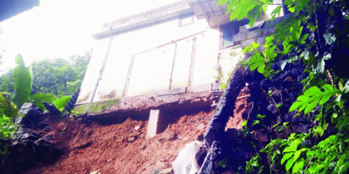 കനത്ത മഴ ; മലയാലപ്പുഴയിൽ വീടിന്റെ അടിത്തറ തകർന്നു കനത്ത മഴ ; മലയാലപ്പുഴയിൽ വീടിന്റെ അടിത്തറ തകർന്നു