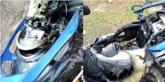 മാളയിൽ വീട്ടില് നിർത്തിയിട്ടിരുന്ന ഇലക്ട്രിക് സ്കൂട്ടർ കത്തിനശിച്ചു മാളയിൽ വീട്ടില് നിർത്തിയിട്ടിരുന്ന ഇലക്ട്രിക് സ്കൂട്ടർ കത്തിനശിച്ചു