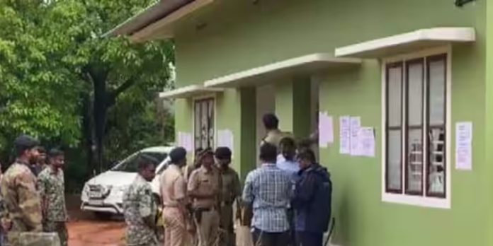 മാവോയിസ്റ്റ് ആക്രമണ ഭീതി ശക്തം ; കേരളത്തിലെ 5 പോലീസ് സ്റ്റേഷനുകളുടെ സുരക്ഷ കൂട്ടി മാവോയിസ്റ്റ് ആക്രമണ ഭീതി ശക്തം ; കേരളത്തിലെ 5 പോലീസ് സ്റ്റേഷനുകളുടെ സുരക്ഷ കൂട്ടി