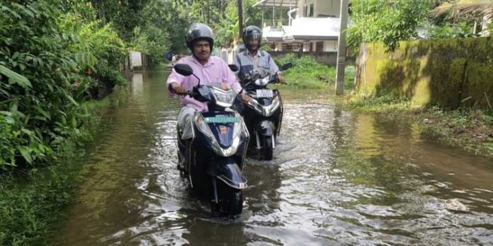 മഴ കുറഞ്ഞെങ്കിലും അപ്പർകുട്ടനാട്ടിലെ വെള്ളക്കെട്ട് തുടരുന്നു മഴ കുറഞ്ഞെങ്കിലും അപ്പർകുട്ടനാട്ടിലെ വെള്ളക്കെട്ട് തുടരുന്നു