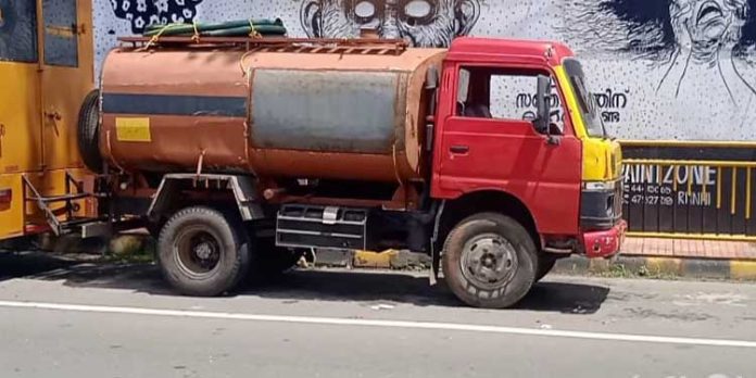 ശുചിമുറി മാലിന്യം തള്ളിയ ടാങ്കർലോറി റാന്നി പോലീസ് പിടികൂടി ശുചിമുറി മാലിന്യം തള്ളിയ ടാങ്കർലോറി റാന്നി പോലീസ് പിടികൂടി