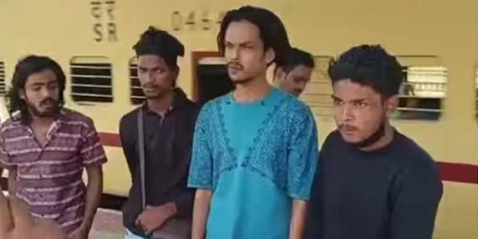 കൈയ്യിൽ തോക്ക് കണ്ട് പിടികൂടി ; കള്ളവണ്ടി കയറിയതിന് പിഴയിട്ട് മലയാളി യുവാക്കളെ വിട്ടയച്ചു കൈയ്യിൽ തോക്ക് കണ്ട് പിടികൂടി ; കള്ളവണ്ടി കയറിയതിന് പിഴയിട്ട് മലയാളി യുവാക്കളെ വിട്ടയച്ചു