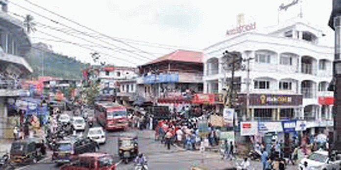 മുണ്ടക്കയത്ത് വാഹനങ്ങൾ കുത്തിതുറന്ന് മോഷണം പെരുകുന്നു ; ക്യാമറ സ്ഥാപിക്കണമെന്ന ആവശ്യം ശക്തം മുണ്ടക്കയത്ത് വാഹനങ്ങൾ കുത്തിതുറന്ന് മോഷണം പെരുകുന്നു ; ക്യാമറ സ്ഥാപിക്കണമെന്ന ആവശ്യം ശക്തം