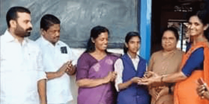 കളഞ്ഞു കിട്ടിയ പാദസരം തിരികെ നല്കി മാതൃകയായി വിദ്യര്ത്ഥിനി കളഞ്ഞു കിട്ടിയ പാദസരം തിരികെ നല്കി മാതൃകയായി വിദ്യര്ത്ഥിനി