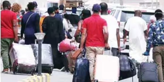 വ്യാപക പരിശോധന ; നിയമം ലംഘിച്ച 7,685 പ്രവാസികളെ നാടുകടത്തി വ്യാപക പരിശോധന ; നിയമം ലംഘിച്ച 7,685 പ്രവാസികളെ നാടുകടത്തി